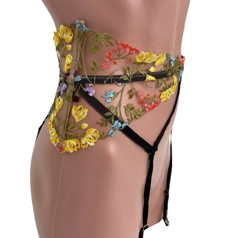 Victoria’s Secret Floral Embroidered Lingerie Garter Belt XS/S NWOT